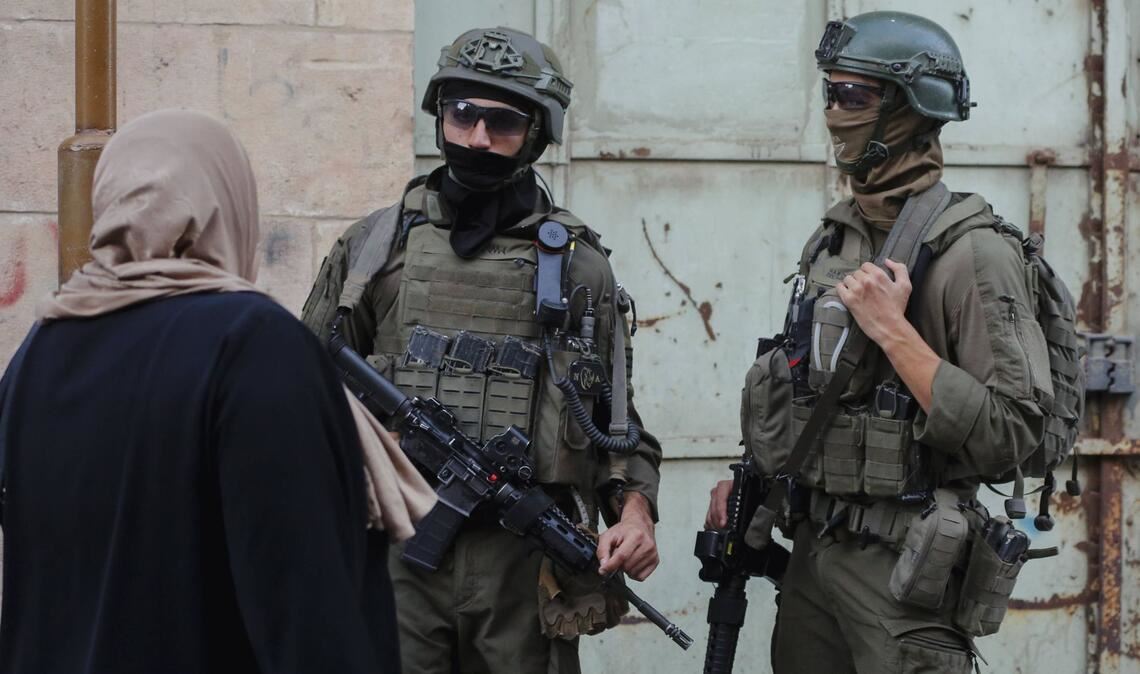 Israelische Soldaten patrouillieren die Straßen in Hebron.