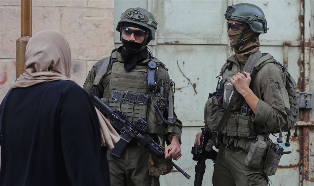 Israelische Soldaten patrouillieren die Straßen in Hebron.