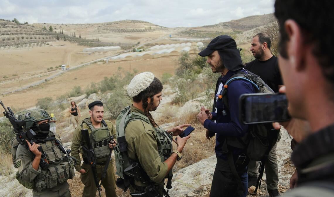 Israelische Soldaten sprechen an einer Straße im Westjordanland mit einem Mann. (Archivbild)