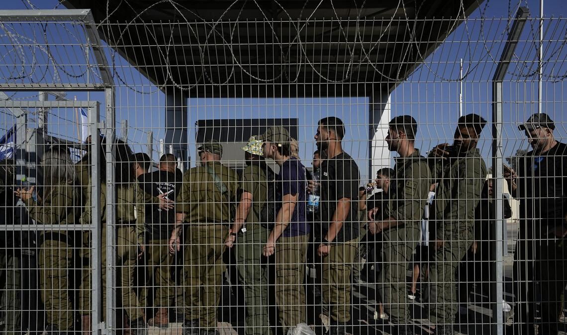Israelische Soldaten versammeln sich am Tor des Militärstützpunkts Sde Teiman,  die wegen der Misshandlung von Gefangenen befragt werden (Archivfoto).
