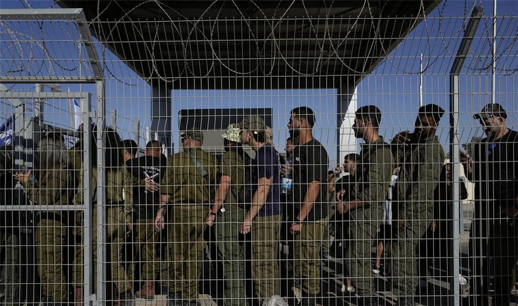 Israelische Soldaten versammeln sich am Tor des Militärstützpunkts Sde Teiman,  die wegen der Misshandlung von Gefangenen befragt werden (Archivfoto).