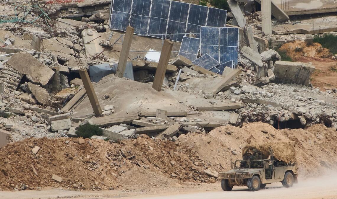 Israels Premier ordnet eine Ausweitung der Sicherheitszone im Südlibanon an.