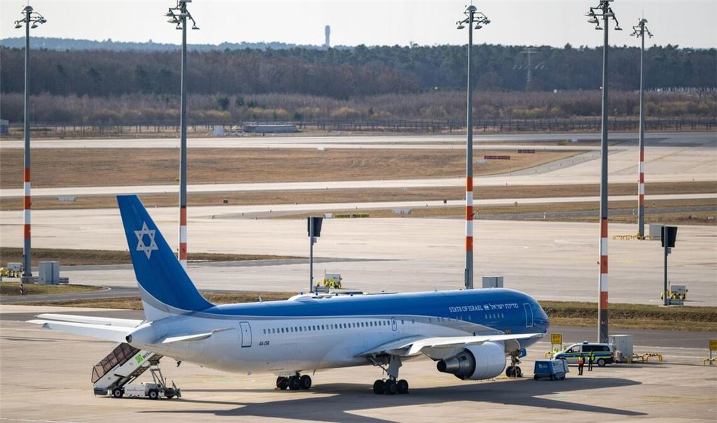 Israels Staatsflugzeug "Flügel Zions" steht am Flughafen BER.