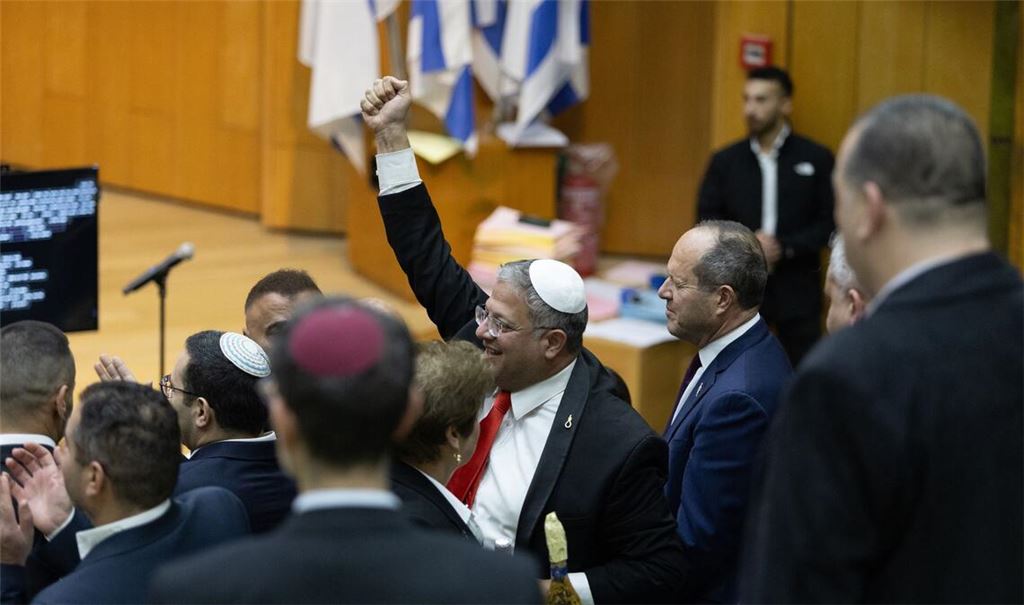 Israels rechtsextremer Polizeiminister Itamar Ben-Gvir feiert im Parlament die Verabschiedung des umstrittenen Gesetzes zur Einführung der Todesstrafe für Terroristen. (Archivbild)