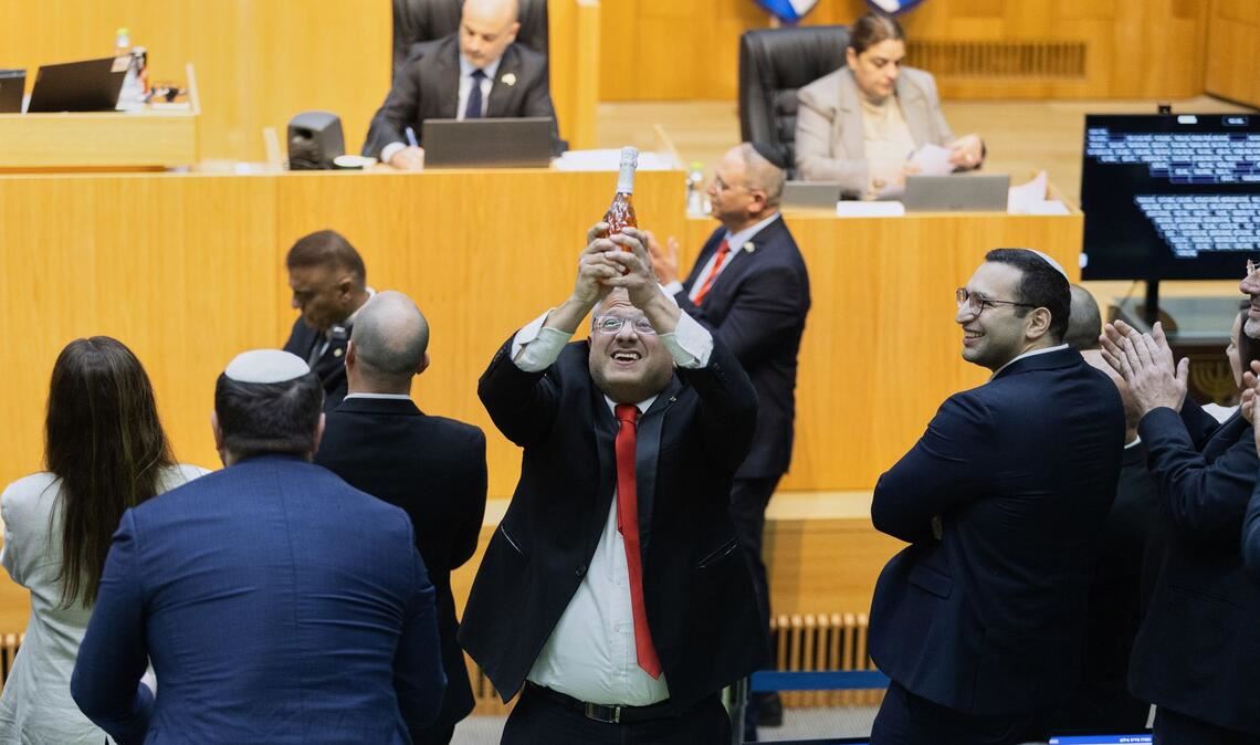 Israels rechtsextremer Polizeiminister feiert mit anderen Abgeordneten die Billigung eines Gesetzes über die Einführung der Todesstrafe für Terroristen.