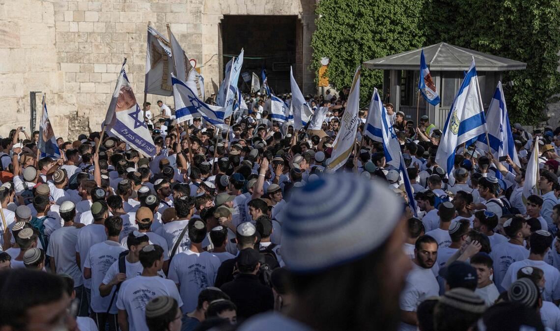 Israische Siedler beim Jerusalemtag am Damaskustor in der Altstadt von Jerusalem.