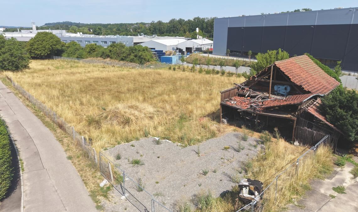 Ist als Standort für eine Flüchtlingsunterkunft vom Tisch: das ursprünglich vorgesehene Grundstück am Rand des Wohngebiets Eckenweiher. Foto: Schüller