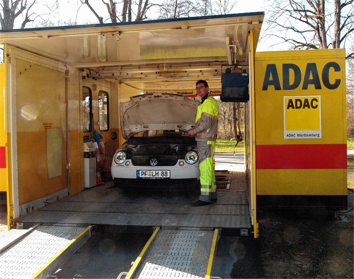 Ist das Auto noch verkehrssicher? Der ADAC findet es mit einer Prüfung heraus. 