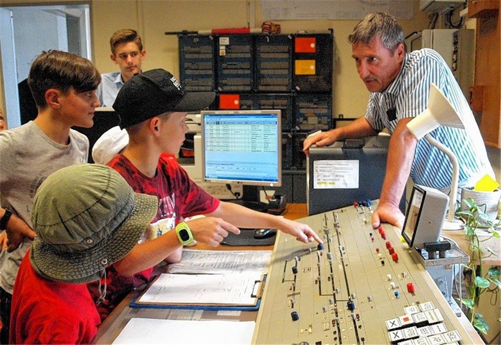 Kinder entdecken die Eisenbahn