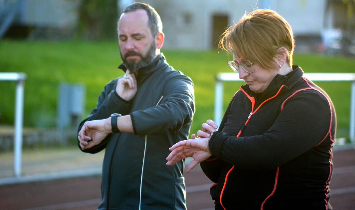 Ist die Trainingseinheit schon wieder vorbei? Nein, darum geht es bei diesem Blick auf die Uhr gar nicht. Dorothea und Christian Dießner messen ihren Puls. Fotos: Stahlfeld