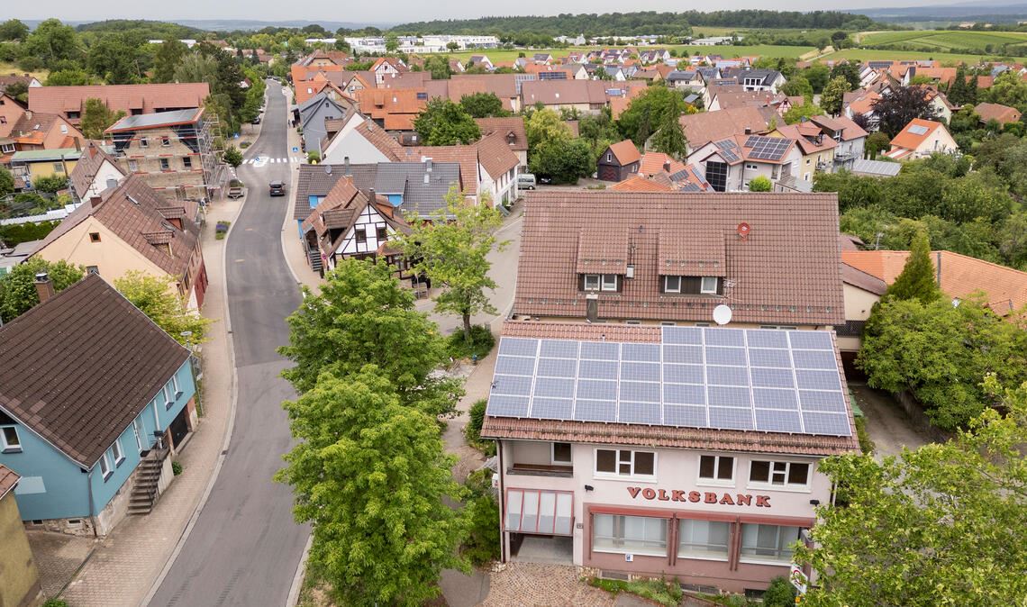 Ist zu einem Streitfall in Sternenfels geworden: das Gebäude der früheren Volksbank-Filiale. Eine Initiative kämpft gegen die Abrisspläne für einen Parkplatz. Foto: Fotomoment
