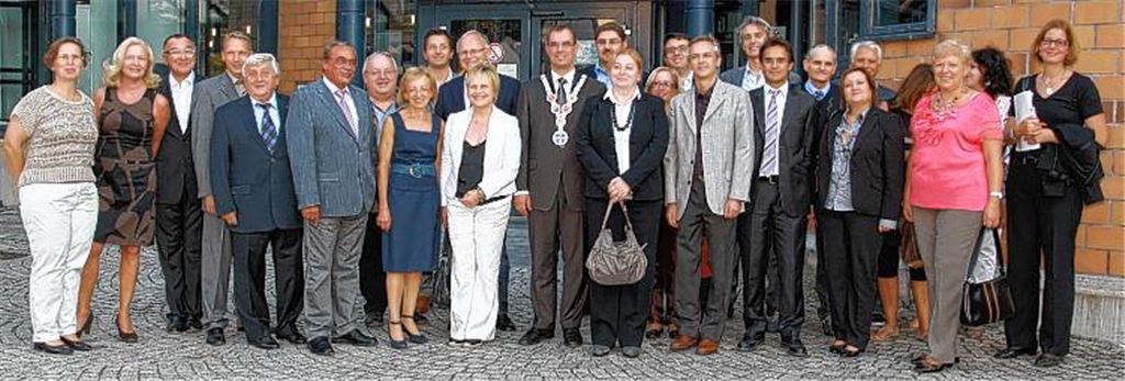 Italiener zu Gast in Mühlacker: Im Rahmen ihres Besuchs im Partnerkreis machen die Bürgermeister aus Reggio Emilia zuerst in Lomersheim einen Firmenbesuch, besichtigen dann die Kerschensteiner-Berufsschule und werden anschließend offiziell vor dem Rathaus der Stadt Mühlacker von Oberbürgermeister Frank Schneider (mit Amtskette) und Gemeinderatsvertretern empfangen. 