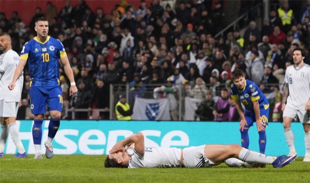 Italiens Fußball liegt nach dem Playoff-Aus am Boden - so wie hier Pio Esposito.