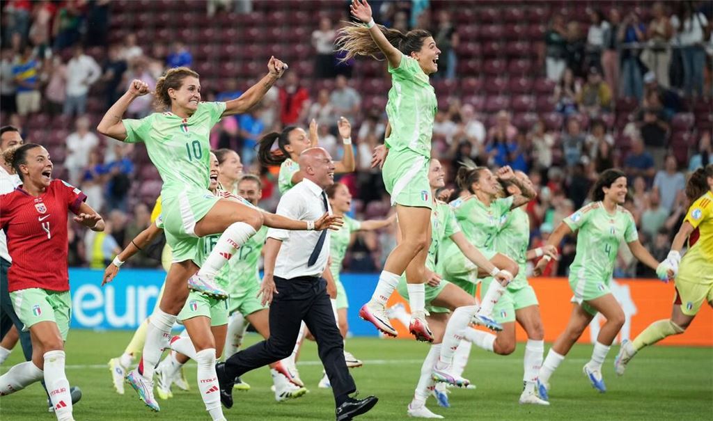 Italiens Fußballerinnen bejubeln den Halbfinal-Einzug bei der EM.