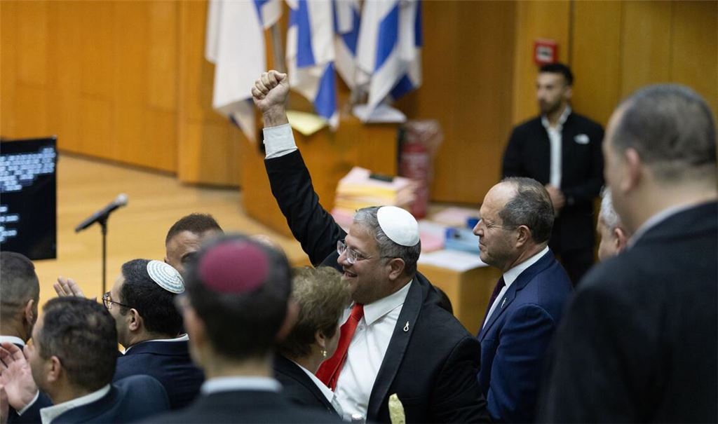 Itamar Ben-Gvir (M), rechtsextremer Polizeiminister von der Partei Otzma Jehudit, und Abgeordnete feiern, nachdem das israelische Parlament in der Knesset einen Gesetzentwurf zur Einführung der Todesstrafe für Terroristen gebilligt hat.