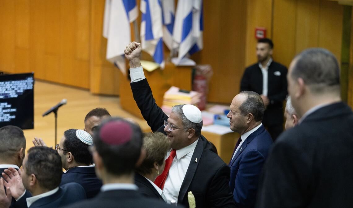 Itamar Ben-Gvir (M), rechtsextremer Polizeiminister von der Partei Otzma Jehudit, und Abgeordnete feiern, nachdem das israelische Parlament in der Knesset einen Gesetzentwurf zur Einführung der Todesstrafe für Terroristen gebilligt hat. (Archivbild)