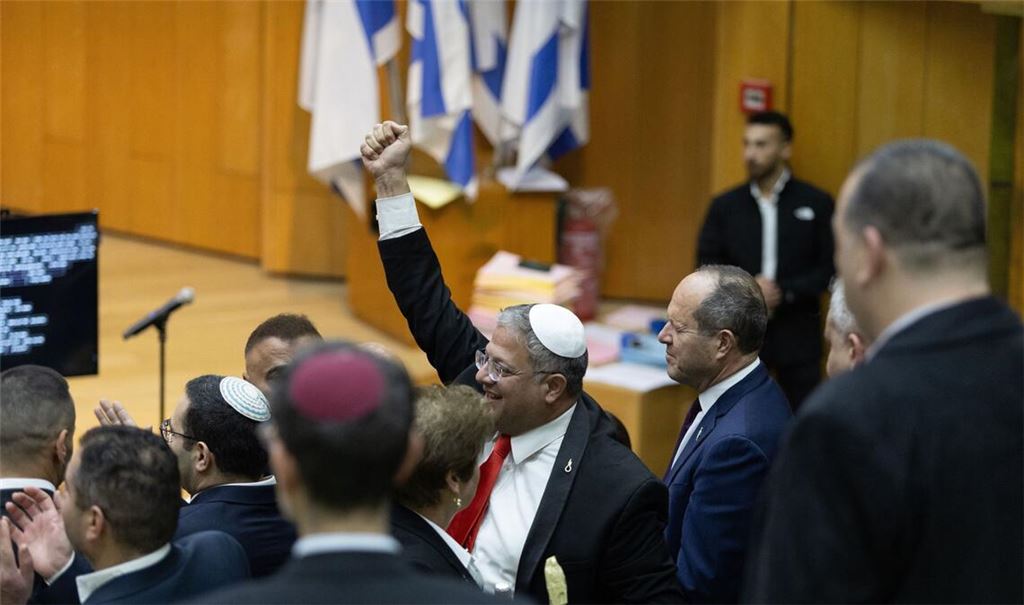 Itamar Ben-Gvir (M), rechtsextremer Polizeiminister von der Partei Otzma Jehudit, und Abgeordnete feiern, nachdem das israelische Parlament in der Knesset einen Gesetzentwurf zur Einführung der Todesstrafe für Terroristen gebilligt hat. (Archivbild)