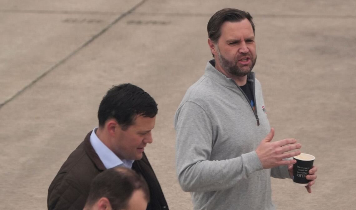 J.D. Vance legt einen kurzen Stopp in Ramstein ein.