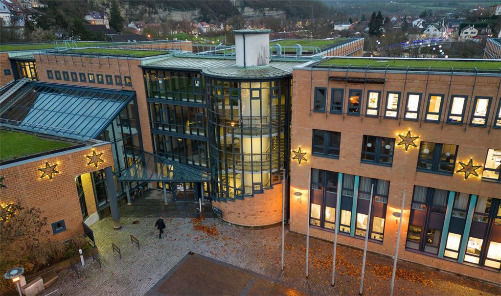 Ja, ist denn schon Weihnachten im Mühlacker Rathaus? Die Antwort lautet „nein“, aber doch werden die Bürgerinnen und ürger online bereits beschert! Archivfoto: vh