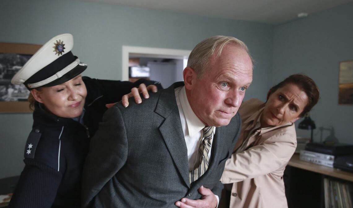 Ja, manchmal muss man den Chefermittler in „Murot und der Elefant im Raum“ auch bändigen. Von links: Polizistin Schreiner (Monika Wojtyllo), Felix Murot (Ulrich Tukur) und Magda Wächter (Barbara Phillipp).