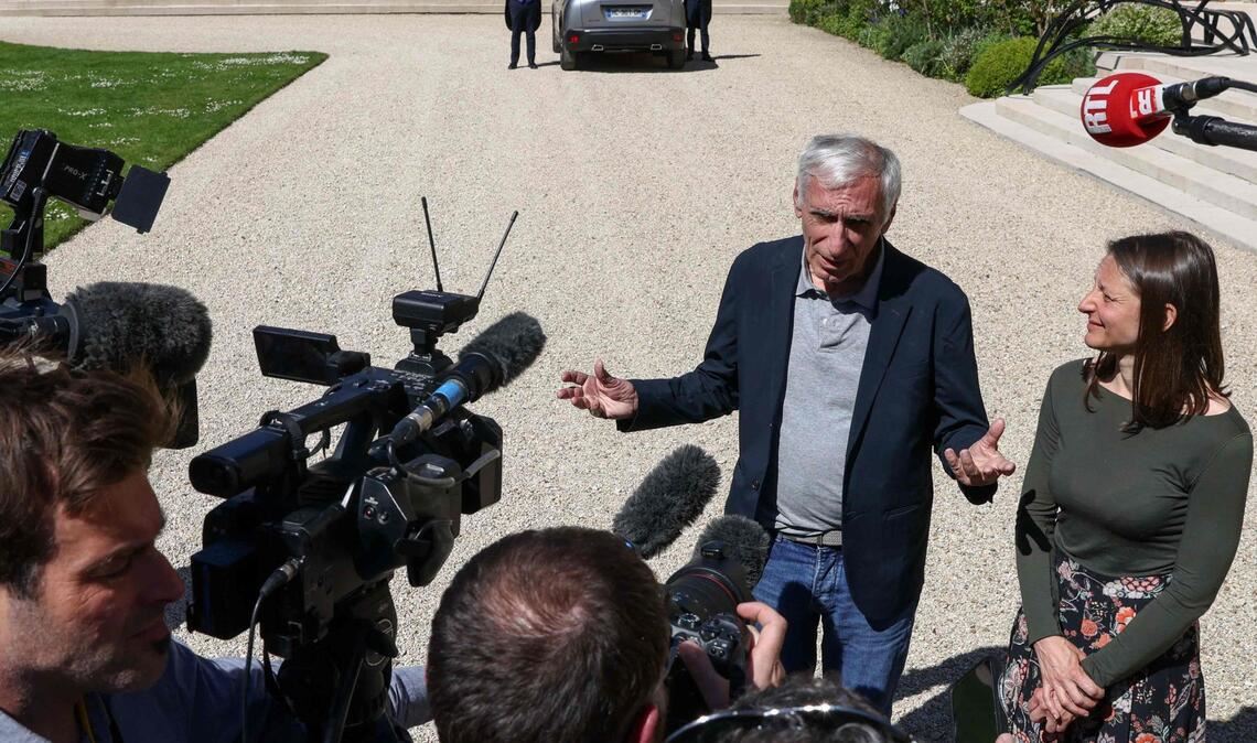 Jacques Paris und Cécile Kohler vor dem Elysée-Palast in Paris.