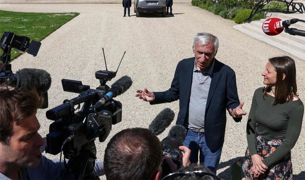 Jacques Paris und Cécile Kohler vor dem Elysée-Palast in Paris.