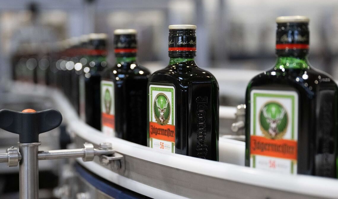 Jägermeister trotzt dem schwachen Markt und verkauft deutlich mehr Flaschen seines Kräuterlikörs. (Archivbild)