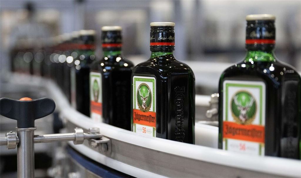 Jägermeister trotzt dem schwachen Markt und verkauft deutlich mehr Flaschen seines Kräuterlikörs. (Archivbild)