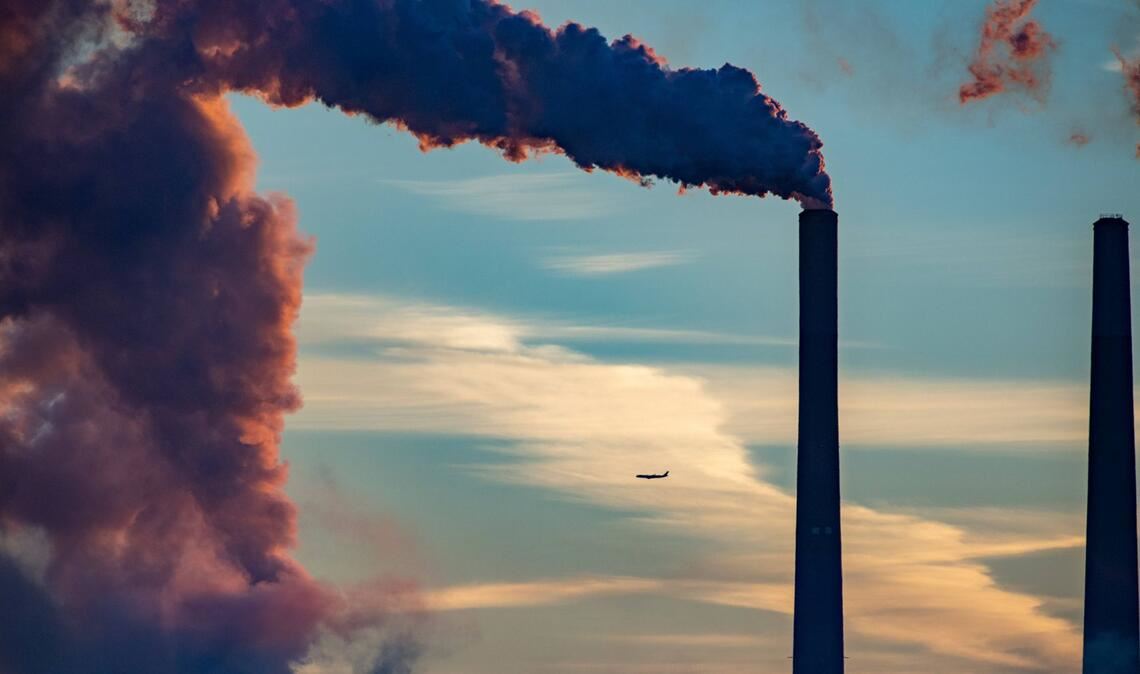 Jährlich sterben rund 2,5 Millionen Menschen durch die Luftverschmutzung, die direkt auf die Verbrennung fossiler Energieträger zurückzuführen ist.