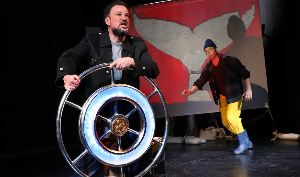 Jagd nach dem Wal: Philipp Werner (li.) und Dirk Konnerth. Foto: Theater PF/Sabine Haymann