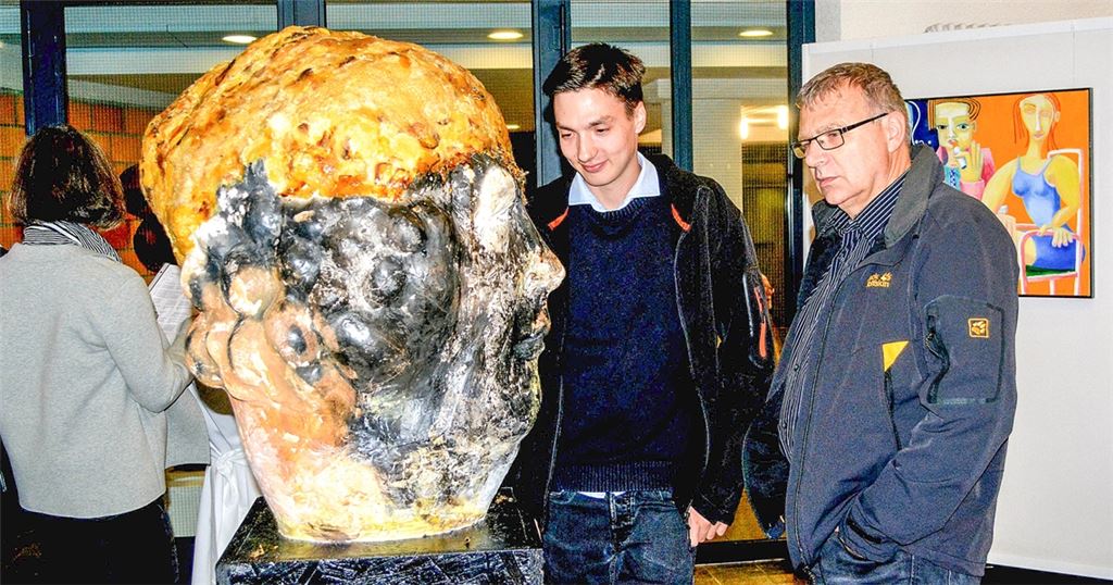 Jahresausstellung ist eröffnet: Bis zum 11. November ist das vielfältige Schaffen der Mitglieder der Künstlergruppe Mühlacker im Rathausfoyer zu sehen.Fotos: Stahlfeld