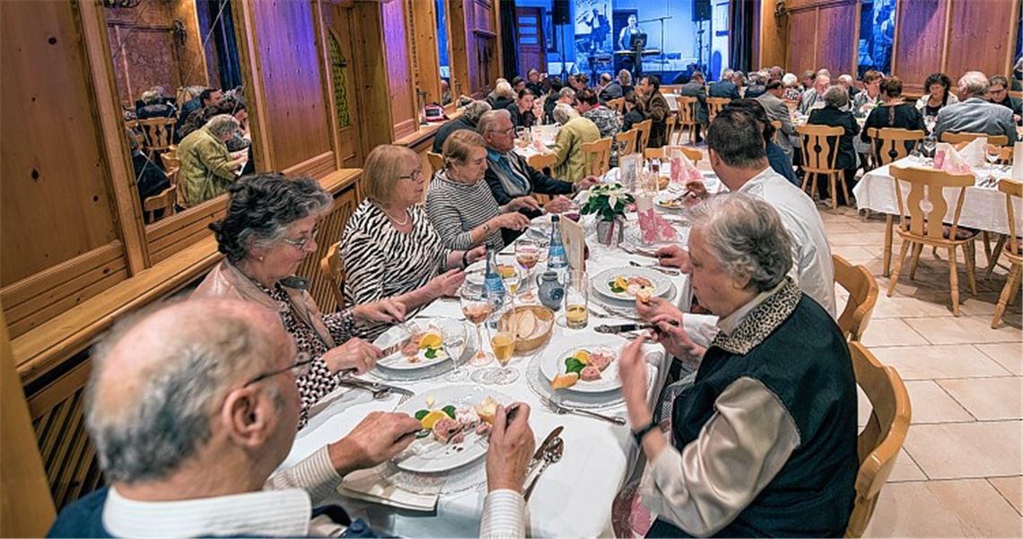 Kollege verwöhnt Küchenchefs aus dem Enzkreis
