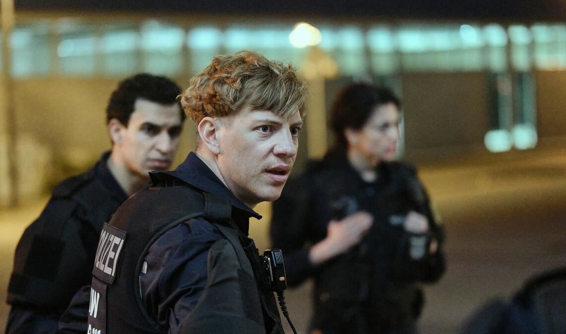 Jakub (Lasse Lehmann, Mitte) hat ein schlechtes Gewissen und will keine falschen Angaben machen.