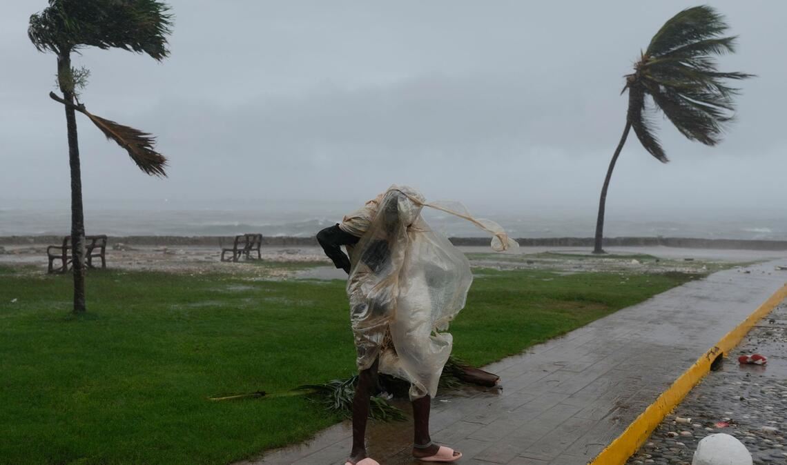 Jamaika, Kingston: Ein Mann geht spazieren, während sich der Hurrikan „Melissa“ nähert.