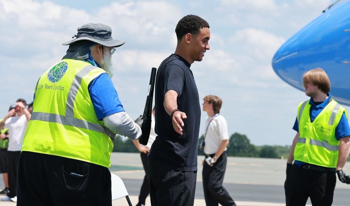 Jamal Musiala beim Security-Check vor dem Abflug der DFB-Elf.