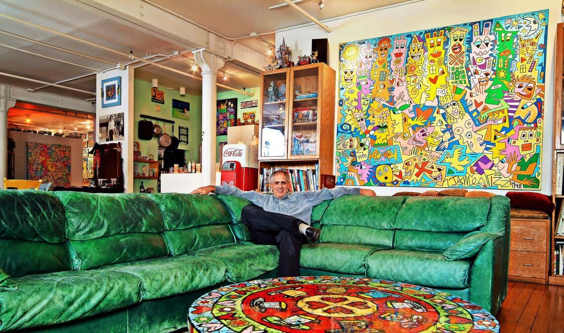 James Rizzi 2005 in seinem Studio in New York. Das Sofa steht jetzt in Tübingen.