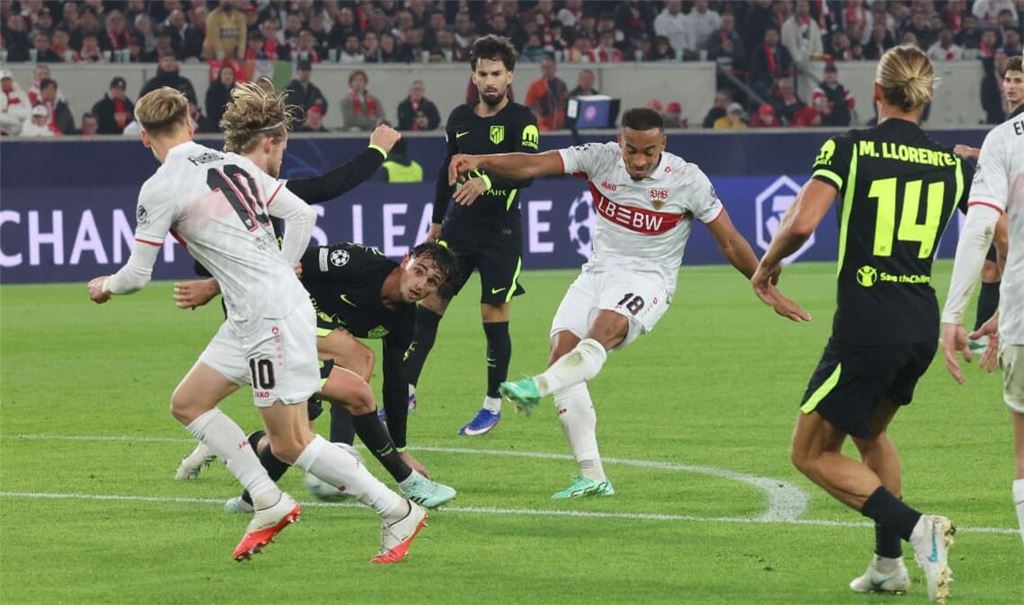 Jamie Leweling trifft für den VfB Stuttgart gegen Atletico Madrid.
