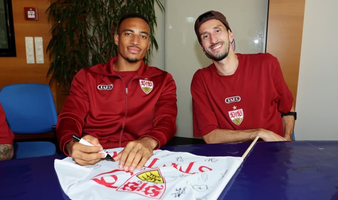 Jamie Leweling und Atakan Karazor schreiben Autogramme...