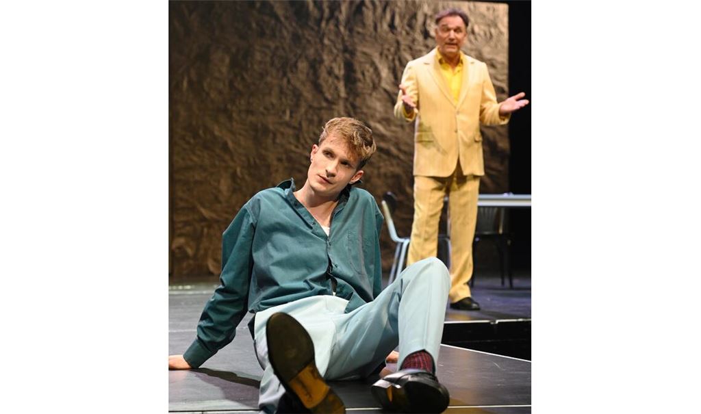 Jan-Hendrik von Minden (Bérenger, li.) und Jens Peter (Jean).Foto: Theater PF/Jochen Klenk