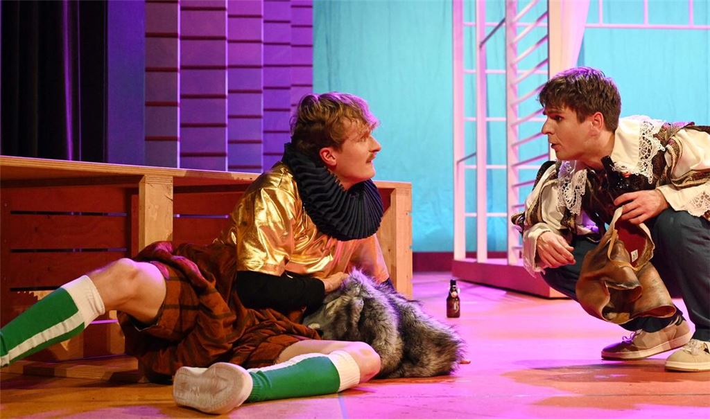 Jan-Hendrik von Minden (Claudio; li.) , Max Ranft (Benedikt). Foto: Theater Pforzheim/Jochen Klenk