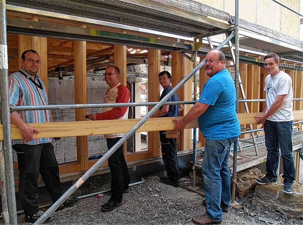 Jan Karst (linkes Bild v.li.), Peter Schäfer, Sebastian Lampert, Hans Smilowski und Dominik Schäfer packen kräftig an. Bild rechts: Hier ist der Fachmann gefragt: Die Verbindungen müssen 100-prozentig stimmen..