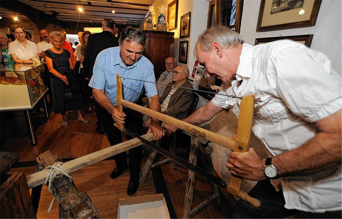 Jan Kuzma (li.) und Bernhard Röhrig sägen die „letzte Latte“ durch und geben so die neue Ausstellungsetage frei.Fotos: Fotomoment (2), Sadler (2)