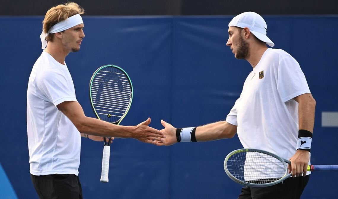 Jan-Lennard Struff (rechts) steht in der Weltrangliste vor Alexander Zverev.