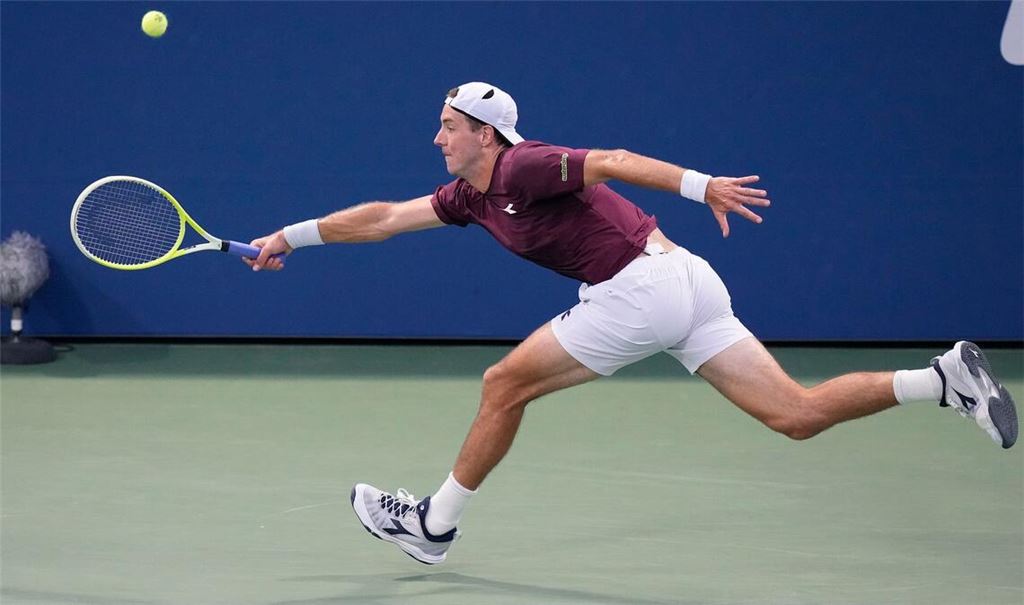 Jan-Lennard Struff überrascht bei den US Open mit einem Sieg gegen Holger Rune.