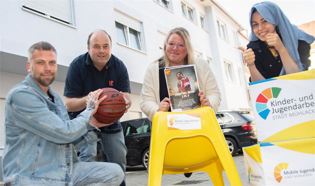 Jan-Philipp Gerse, Michael Pámer, Nathalie Pavan und Kübra Küçük (v. li.) freuen sich auf den Street-Ball-Battle. Foto: Fotomoment