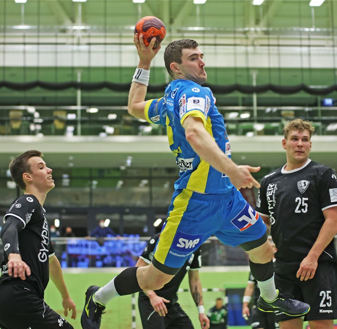 Jan Wörner beim Wurf im Hinspiel gegen Dansenberg. Foto: Müller