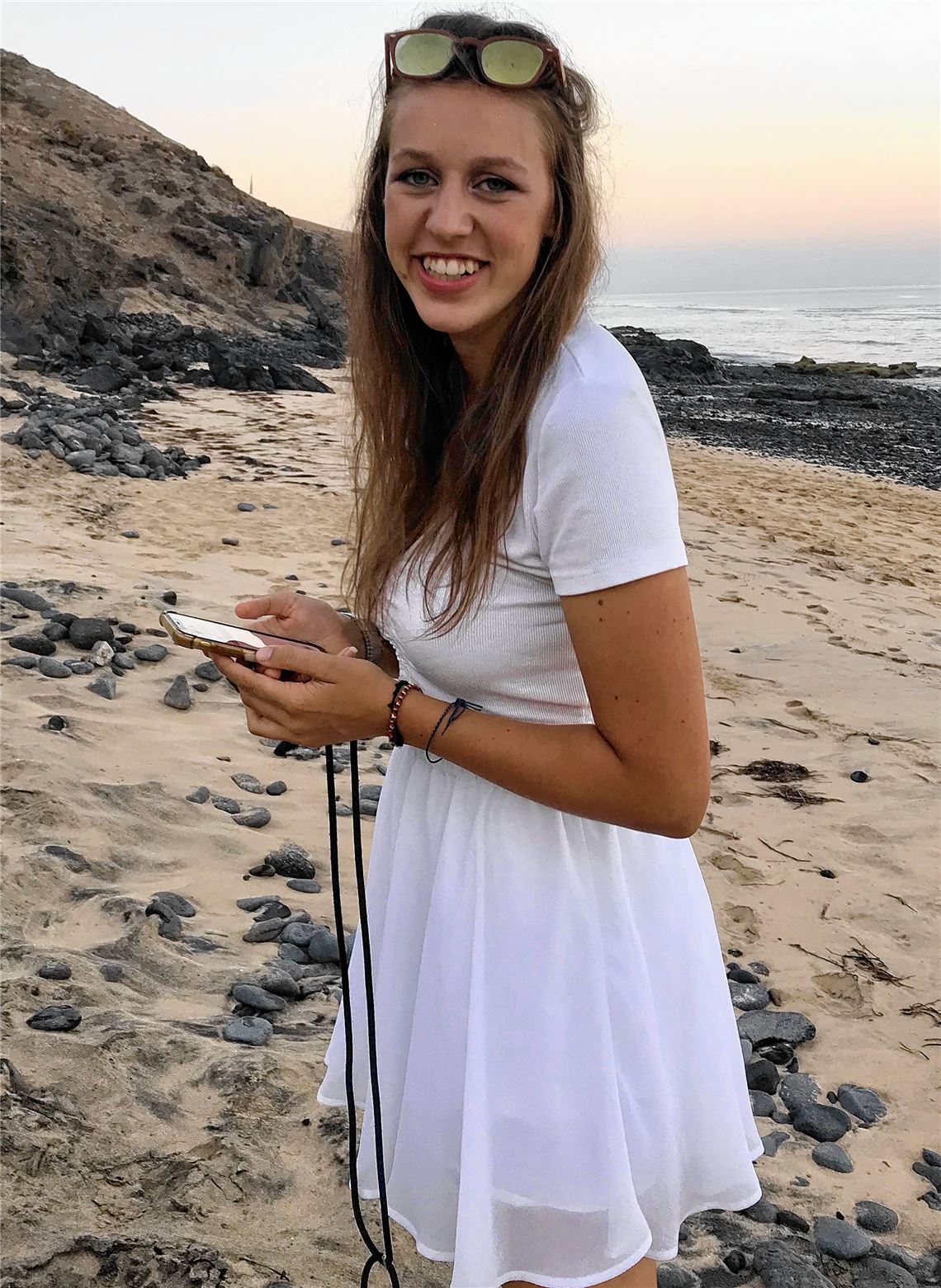 Jana Schick am Strand von Fuerteventura. Von ihrem Handy aus beliefert sie im Advent Poesie-Fans mit einem täglichen Lyrik-Gruß.privat