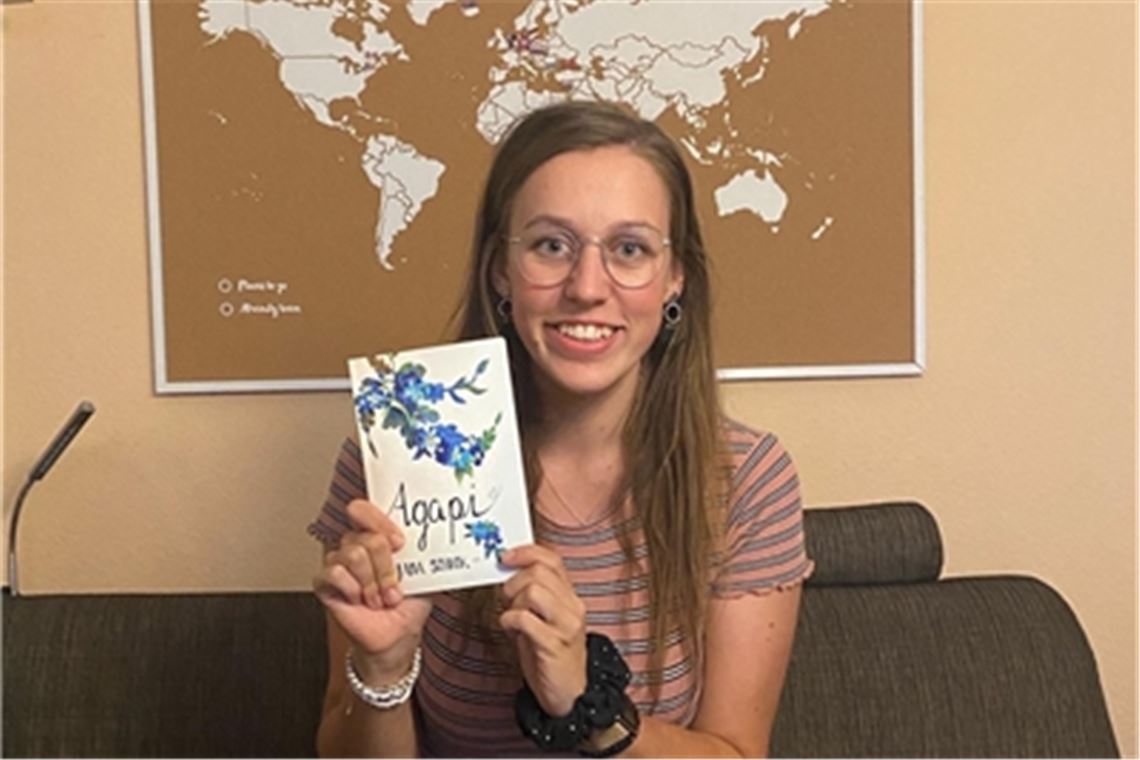 Jana Schick mit dem neuen Buch. Foto: privat