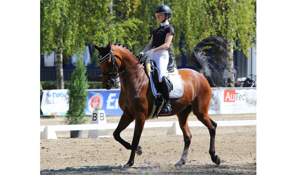 Jana Schlotter, hier 2022 auf Just Magic, gewinnt 2023 in Königsbach die M**-Dressur.