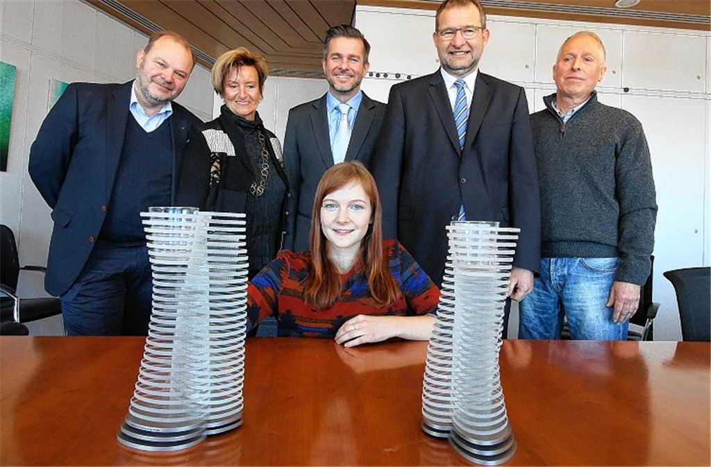 Gläserne Umdrehungen verschmelzen zum Paar